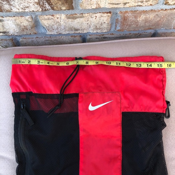 Nike Nylon Mesh Zipper Pocket Adjustable Straps Black Red Deck Bag With Logo - Picture 14 of 16